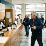 Άντρας με σφυρί επιτίθεται μέσα στην Εθνική Τράπεζα, επικρατεί αναστάτωση